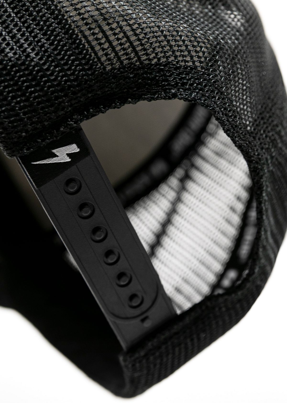 JohnDoeCapTruckerHat01Camou